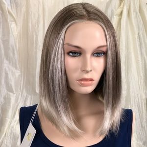 NWT Blond Straight Bob Lace Front Wig Average Size